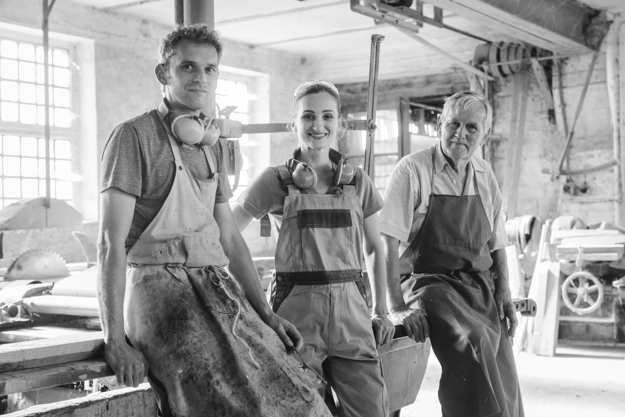 Erfahrenes Handwerkerteam in der Werkstatt